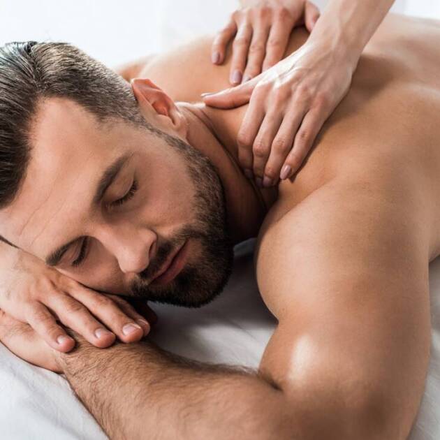 Caballero recibiendo un masaje tántrico individual relajante en un spa de lujo en Medellín