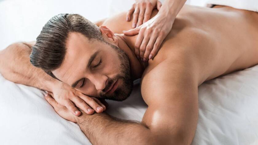 Caballero recibiendo un masaje tántrico individual relajante en un spa de lujo en Medellín
