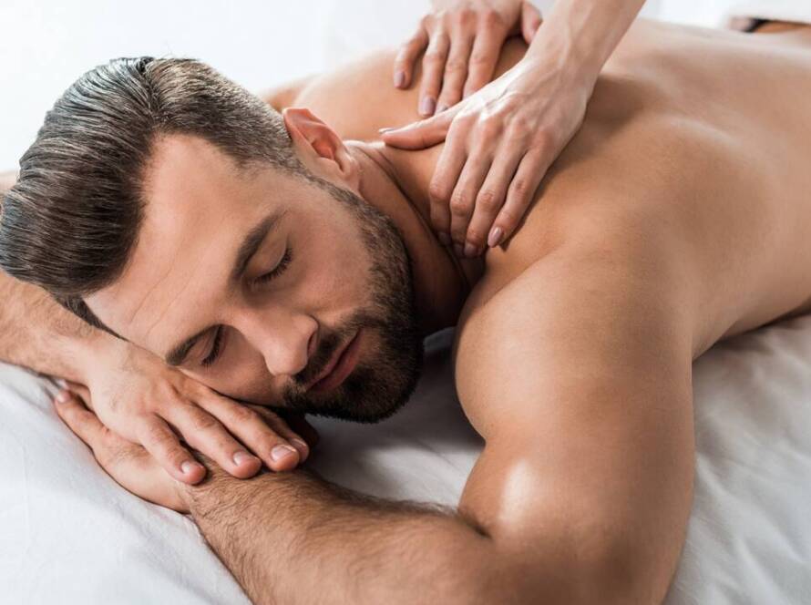 Caballero recibiendo un masaje tántrico individual relajante en un spa de lujo en Medellín