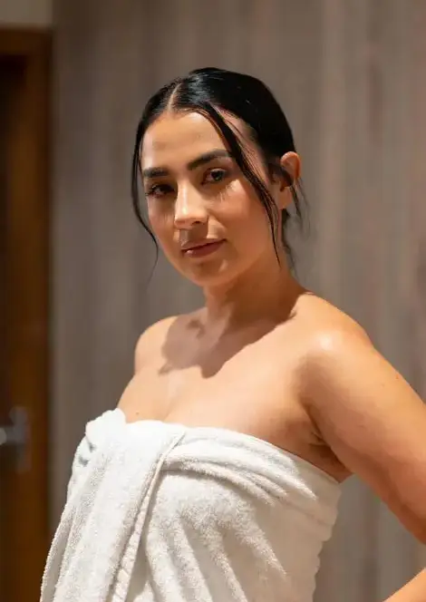 Masaje de piernas y pies con masajista paisa en Luxury Black Spa