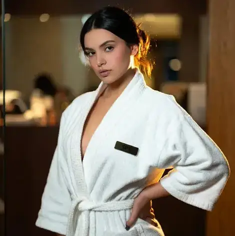 Masajista paisa en tratamiento corporal reafirmante en Luxury Black Spa