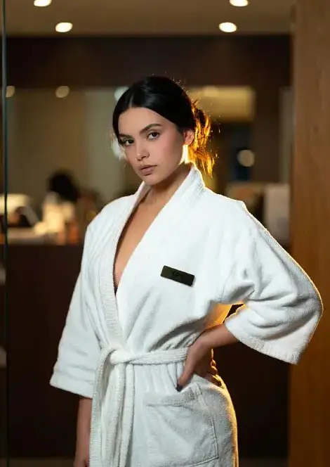 Masajista paisa en tratamiento corporal reafirmante en Luxury Black Spa